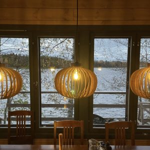 Pyöreä koivuvanerivalaisin E27-kannalla – Musta